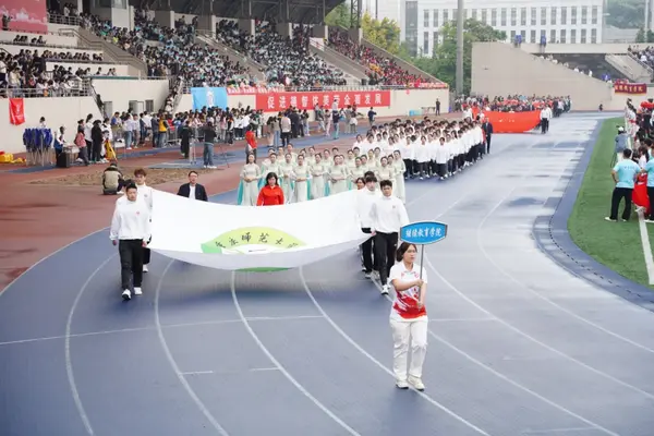 La Universidad Normal de Chongqing alberga los 57º Juegos de Atletismo de Primavera